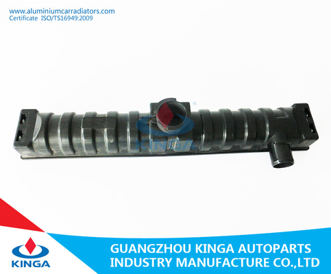 China Tanque plástico da entrada do radiador do Mt do recolhimento de Nissan na cor preta para a substituição fornecedor