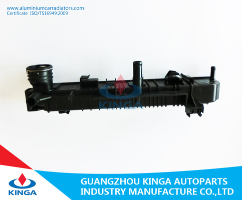 TA plástica direita OEM9065000002/0101/0202 do velocista 06 de Mercedes do radiador do tanque fornecedor